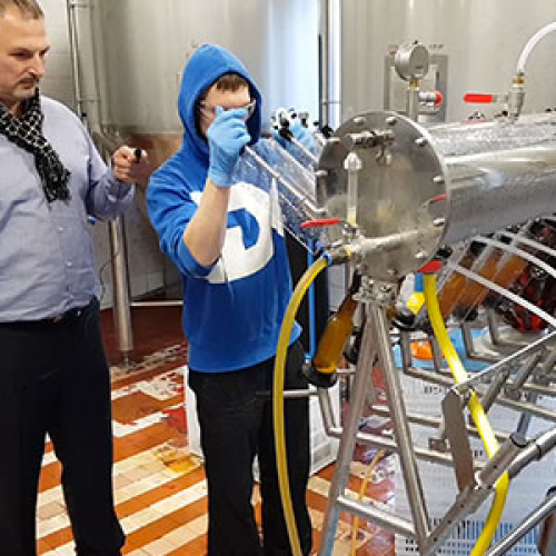 Розлив пива з ЦКТ в пляшки ручним апаратом для наливу