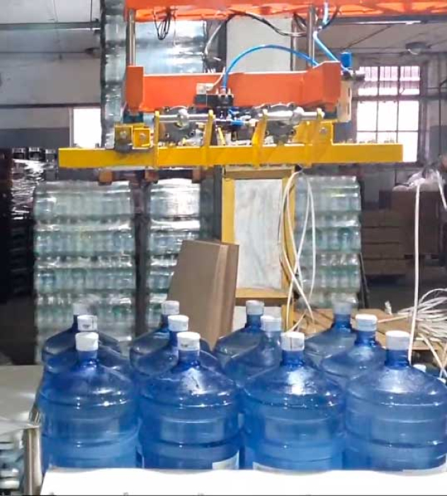 Робот-палетайзер для бутлів 18,9л (3K - 04)